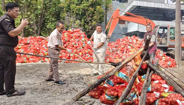 Dirkrimsus Polda Riau Kombes Pol Nasriadi (tengah) saat memusnahkan barang bukti berupa bawang bombay ilegal.