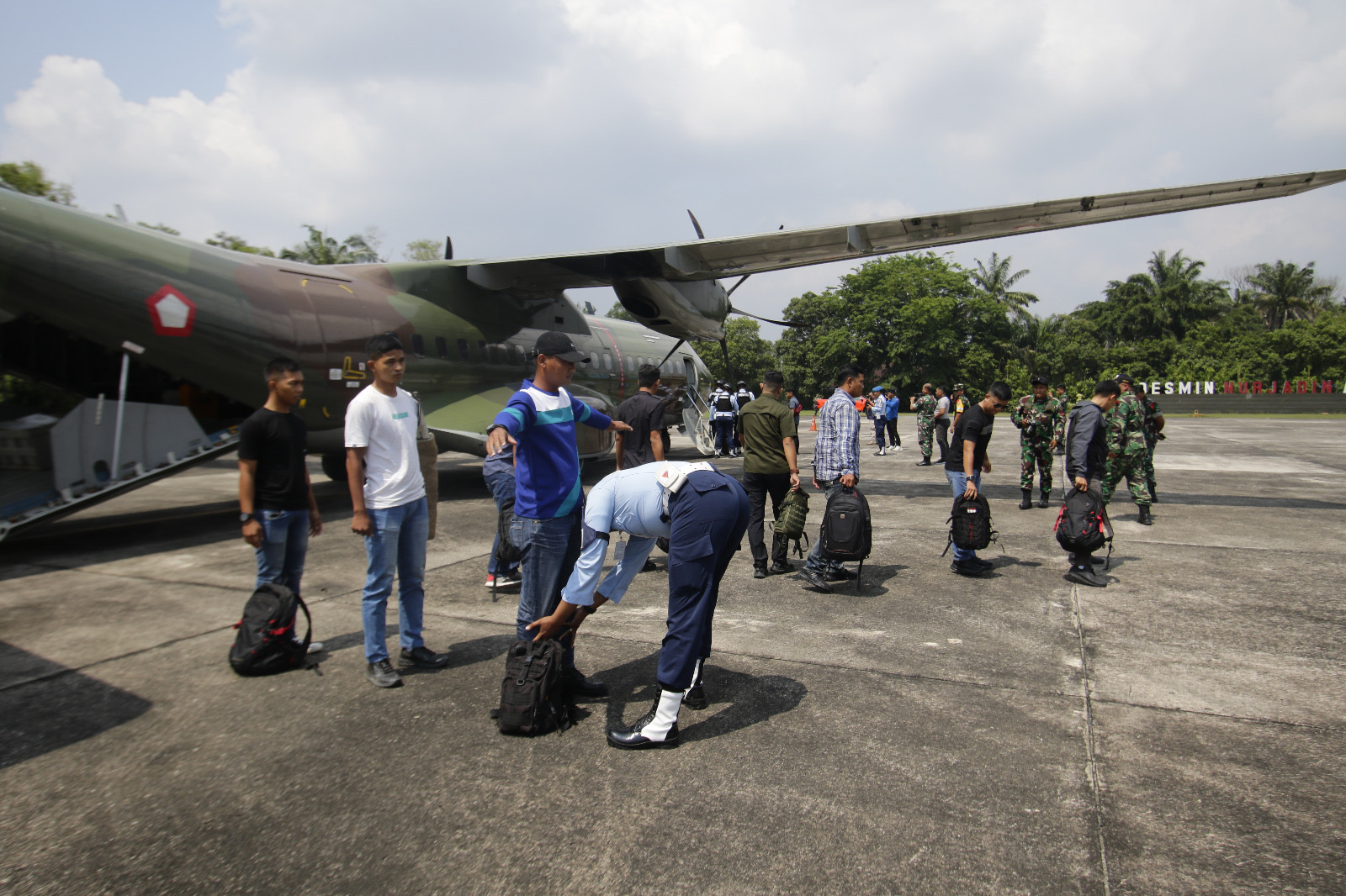 Personel Lanud RSN memeriksa penumpang pesawat asing yang melanggar wilayah udara Indonesia yang dilakukan force down di Apron Lanud RSN, Pekanbaru, Jumat (14/6/2024).