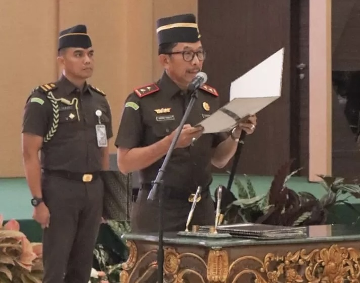 Kajati Riau Akmal Abbas mengukuhkan para pejabat di lingkungan Kejati Riau dan sejumlah Kajari pada Jumat (14/6/2024).
