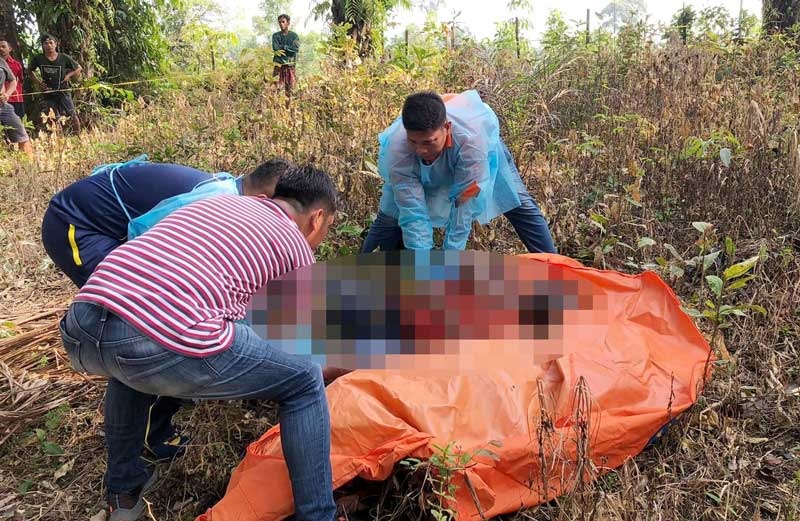 Tim Identifikasi Satreskrim Polres Rohul mengevakuasi jasad pria yang ditemukan di kebun kelapa sawit dengan memasukkan ke kantong mayat untuk dibawa ke RSUD Rohul, Jumat (14/6/2024).