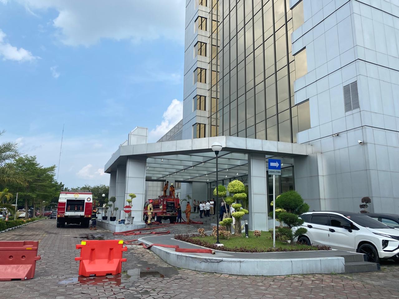 Ruang panel listrik yang berada di lantai 3 kantor pusat Bank Riau Kepri (BRK) Syariah Jalan Jendral Sudirman Pekanbaru, terbakar, Jumat (14/6/2024).