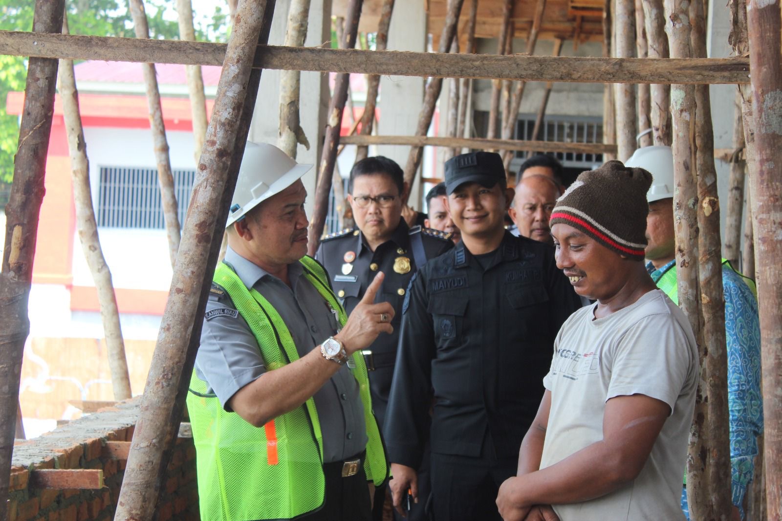 Kepala Divisi (Kadiv) Administrasi, Johan Manurung melakukan peninjauan atau monitoring terhadap pembangunan blok hunian di Lapas Kelas IIA Bengkalis, Kamis (13/6/2024).
