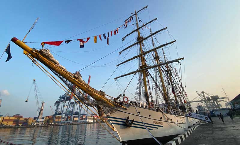 KRI Dewaruci tampak berlayar di perairan Bangka Belitung untuk melanjutkan pelayaran ke Dumai, setelah singgah di Bangka Belitung, Jumat (14/6/2024).