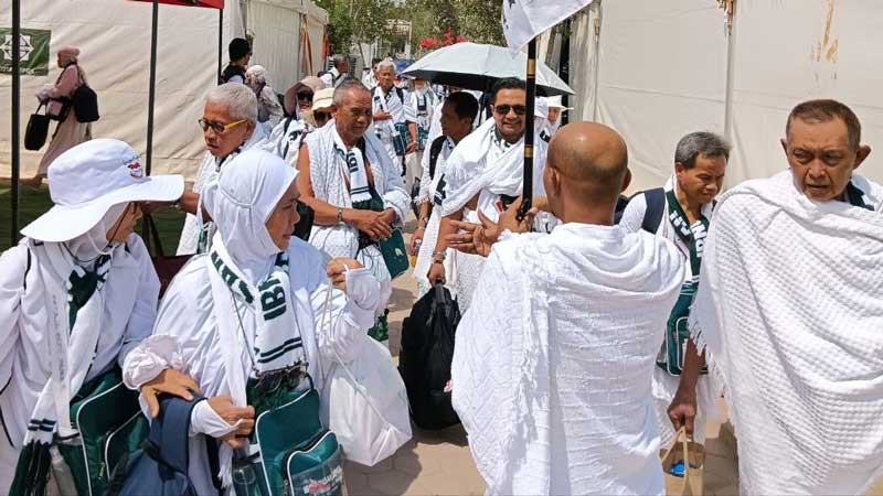 Sejumlah Jemaah Calon Haji  Indonesia tiba di Padang Arafah, Jumat (14/6/2024). Hari ini jutaan jemaah akan melaksanakan wukuf di Arafah.