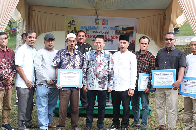 Pj Bupati Kampar Hambali menyerahkan hewan kurban kepada 13 perwakilan masjid dan musala dari Perumda KAK di lapangan Stanum Resort Bangkinang Kota, Sabtu (15/6/2024)