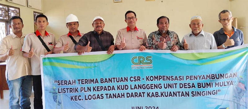 Pihak perusahaan, KUD dan pemerintahan desa foto bersama di Desa Bumi Mulya, Sabtu (15/6/2024).