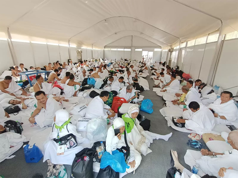 Salah satu rombongan jamaah asal Indonesia di tenda tempat mereka menginap di maktab 68 Arafah.