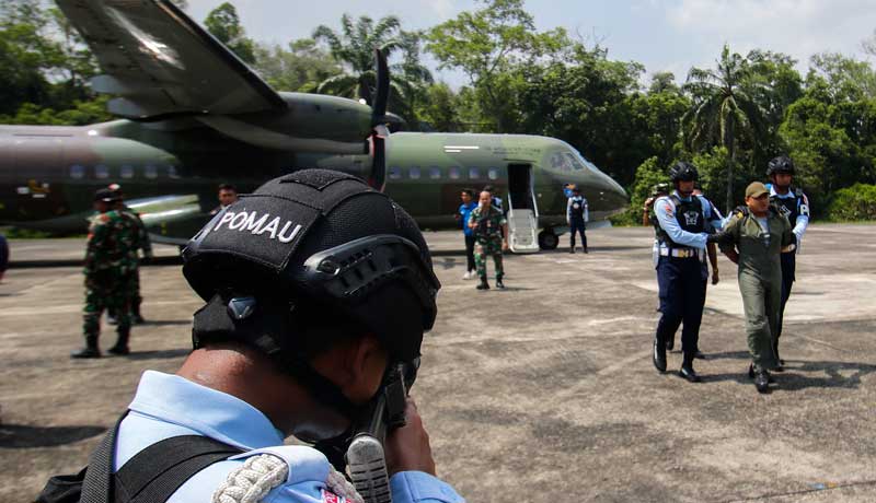 Personel Lanud RSN memeriksa dan mengamankan pilot dan penumpang pesawat asing yang melanggar wilayah udara Indonesia saat dilaksanakan force down  pesawat tempur F16 Skadron Udara 16 di Apron Lanud.