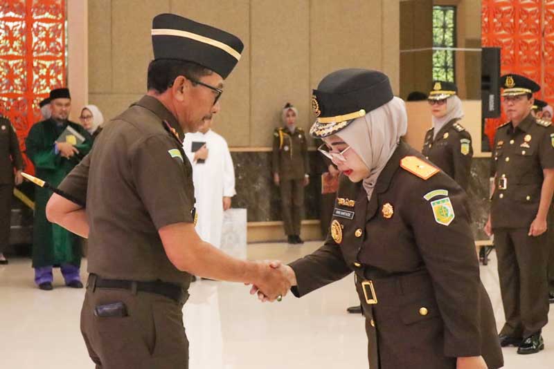 Kajati Riau Akmal Abbas menyalami Wakajati Riau yang baru Rini Hartatie usai dilantik bersama para pejabat lainnya di lingkungan Kejati Riau, Jumat (14/6/2024).