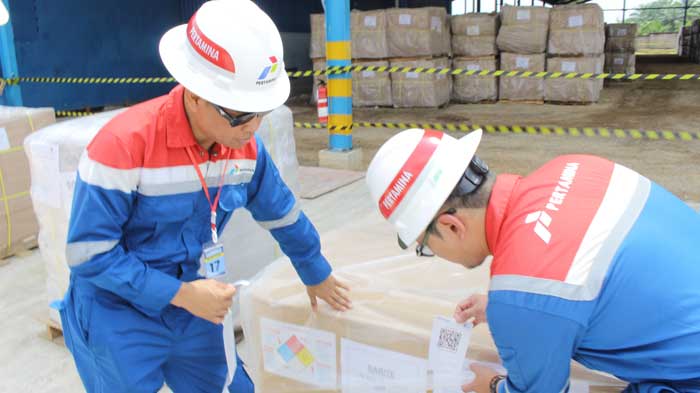 Dua karyawan PHR mencoba peralatan menggunakan aplikasi I-TRUST merupakan sistem QC yang berisi checklist terstandar dari 66 jenis perlatan/material pengeboran
