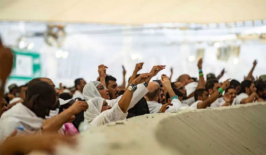 Jemaah haji melaksanakan ritual melempar jumrah di Jamarat, Mina, kemarin.