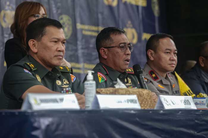 Kadispenad Brigjen Kristomei Sianturi (paling kiri), menilai aksi biadab OPM yang membunuh warga tak bersalah sebagai pelanggaran HAM (Hak Asasi Manusia) berat.