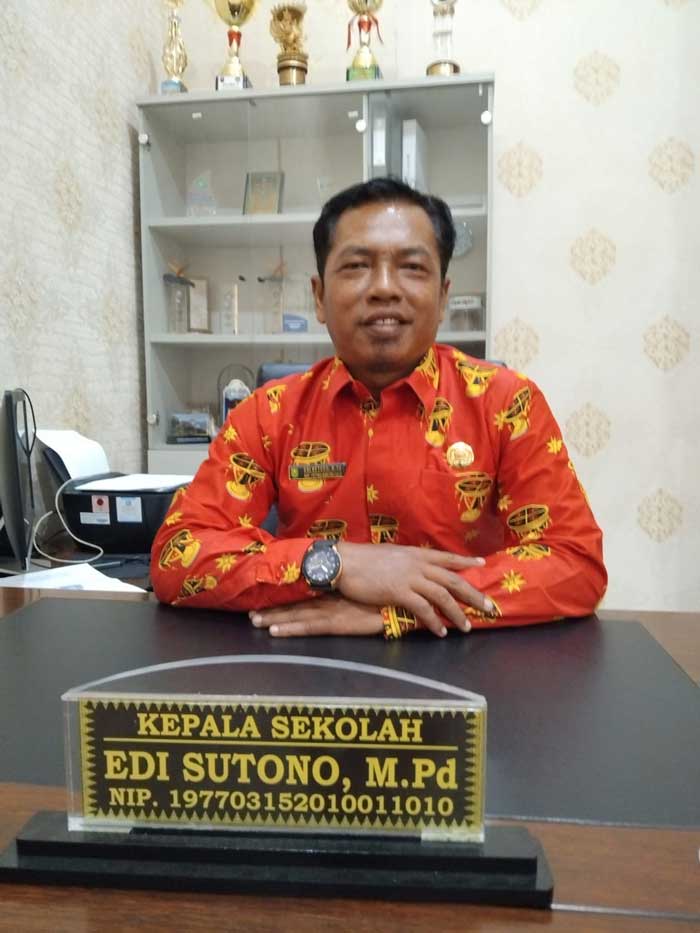 Kepala SMAN Plus Provinsi Riau Edi Sutono MPd