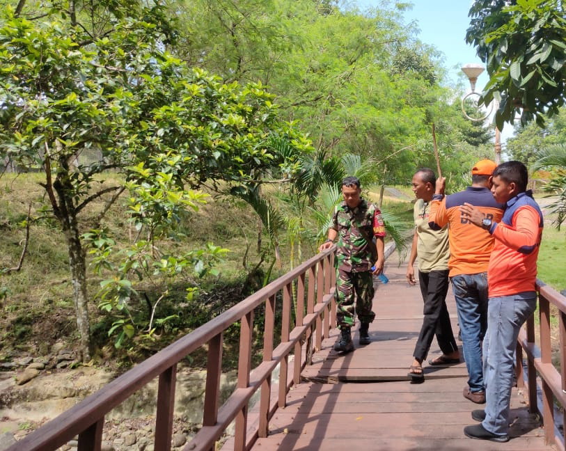 : Personel BPBD Rohul, Satpol PP, dan TNI melakukan patroli untuk memastikan keberadaan beruang madu moncong putih di hutan kota belakang kantor Bupati Rohul, Sabtu (15/6/2024).