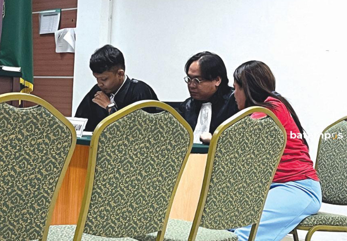 Terdakwa saat menjalani sidang di Pengadilan Negeri Batam.