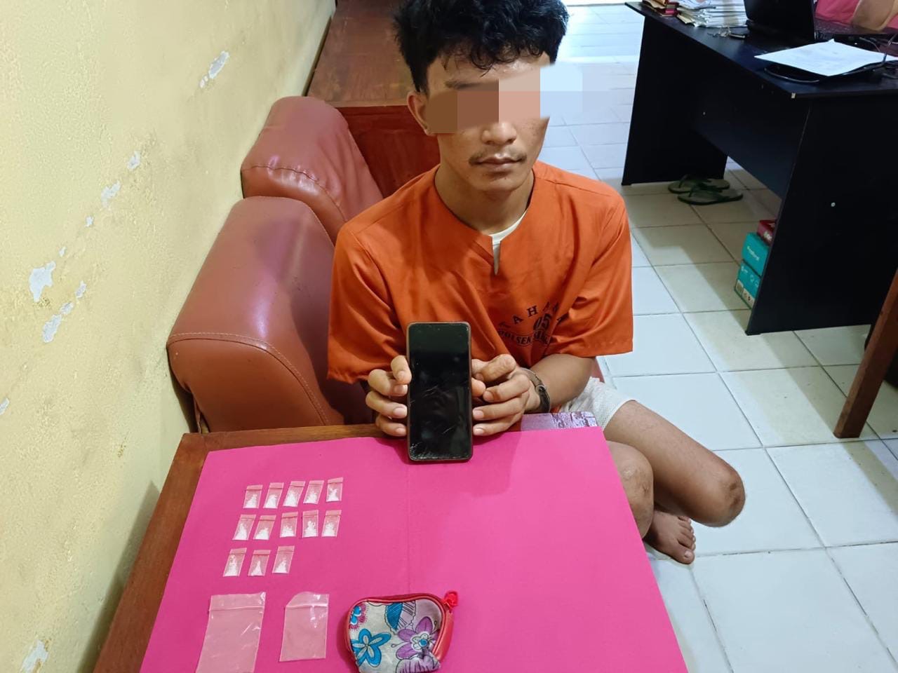 Jajaran Opsnal Polsek Siak Hulu mengamankan seorang yang diduga pengedar narkoba di Jalan Pasir Putih depan Rumah Makan Elok Basamo Desa Tanah Merah, Kecamatan Siakhulu.
