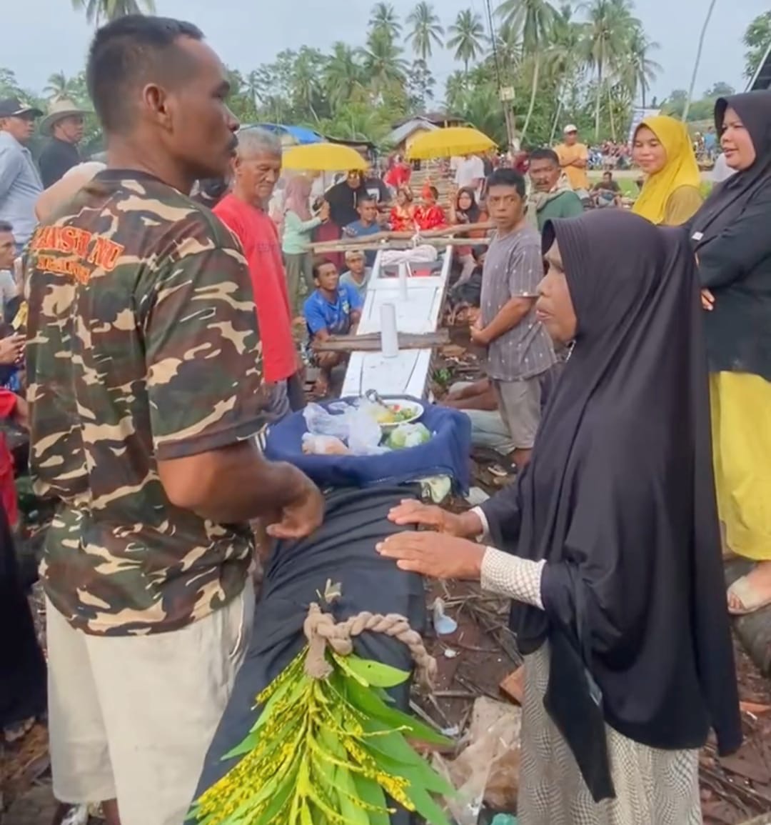 Masyarakat Desa Sungai Alah, Kecamatan Hulu Kuantan sedang bersiap mengangkat jalur menuju sungai kuantan, Ahad (16/6/2024).