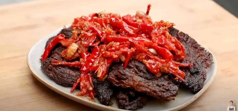 Dendeng batokok balado yang dijamin bikin ketagihan.