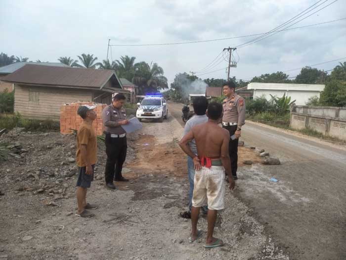 Personil Satuan Lalulintas Polres Inhu melakukan olah tempat kejadian perkara, Sabtu (15/6/2024)