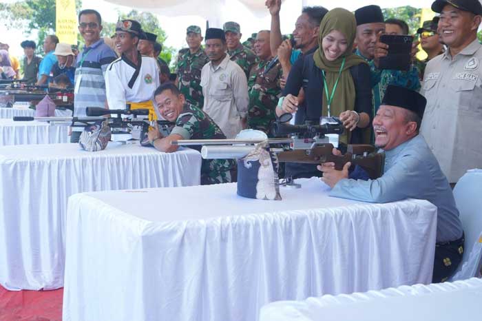 Dandim Letkol Riyanto Budi Nugroho dan Sekda Siak membuka kejuaraan menembak piala Dandim 0322/Siak di Ponpes Olahraga Wali Nur Diwan, Siak.