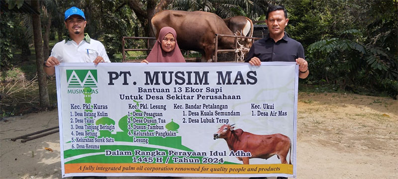 Manager Humas PT Musim Mas, Malinton Purba SH (kanan) menyerahkan bantuan hewan kurban kepada masyarakat Kecamatan Pangkalan Kuras, Ahad (16/6) sore lalu.