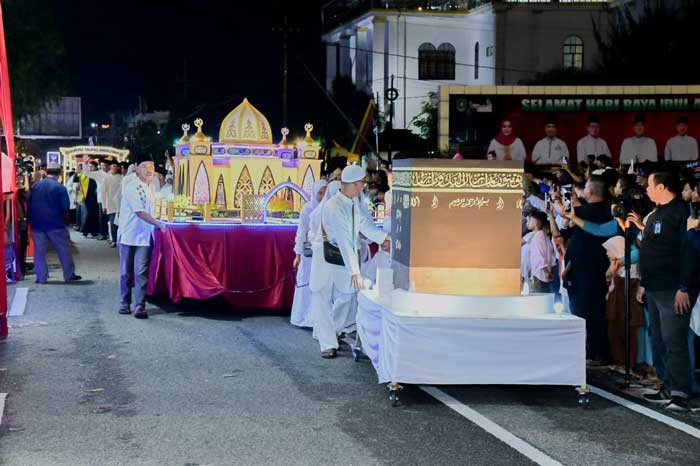 PAWAI TAKBIR: Ribuan umat Islam pulau Bengkalis mengikuti pawai takbir hari raya idul Adha 1445 H di Jalan A Yani, Bengkalis, Ahad (16/6/2024) malam.