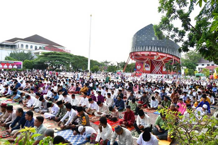 IKUTI SALAT ID: Ribuan umat Islam mengikuti solat Idul Adha berjamaah di lapangan Tugu Bengkalis, Senin (17/6/2024) pagi.