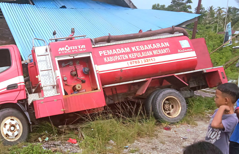Pengemudi mobil pemadam kebakaran (Damkar) Kepulauan Meranti membanting stir dan menabrak rumah warga di Jalan Pramuka, Kecamatan Tebingtinggi, Ahad (16/6/2024).&nbsp;