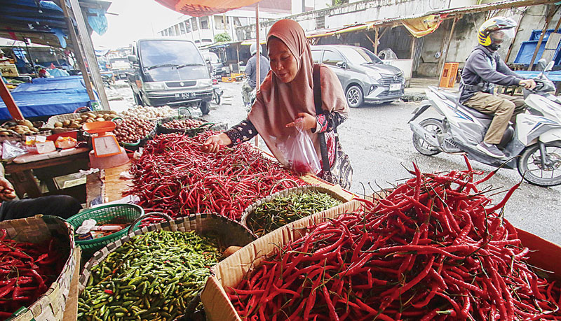 Warga berbelanja cabai merah di Pasar Agus Salim, beberapa hari lalu.