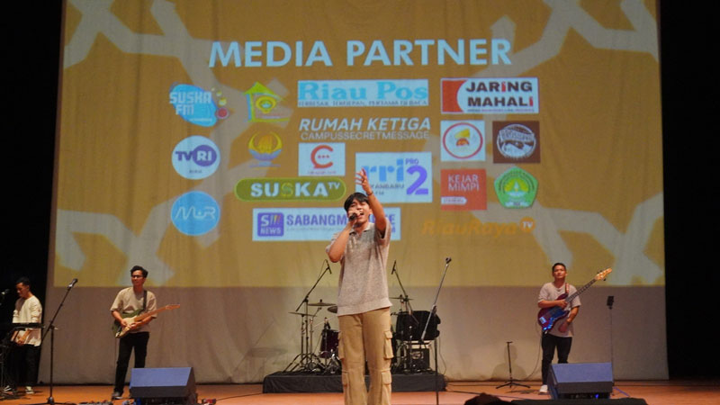 Penampilan Guest Star Performance dari Ekshan pada kegiatan kebudayaan nusantara di Gedung Anjung Seni Idrus Tintin Pekanbaru, Sabtu (15/6/2024).