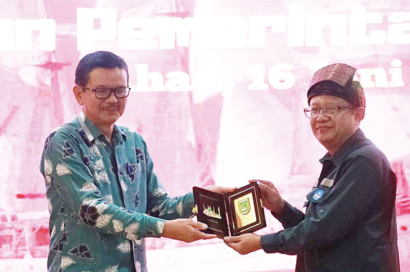 Sekko Dumai H Indra Gunawan memberikan cendera mata kepada utusan dari KRI Dewaruci pada pertemuan ramah tamah di Dumai, Ahad (16/6/2024).