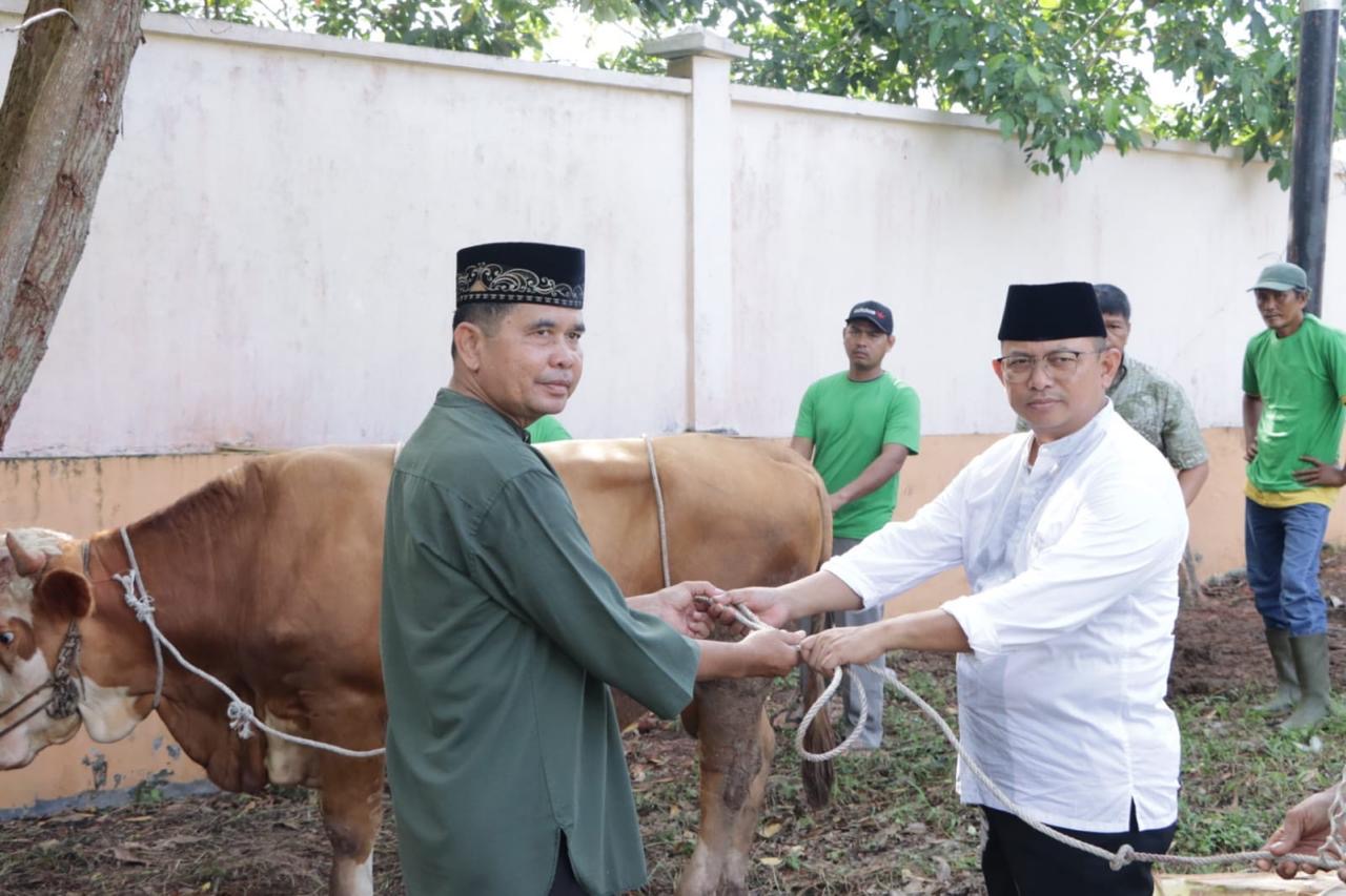 Kapolres Siak AKBP Asep Sujarwadi bersama Kasat Binmas AKP Yusirwan serah terima hewan kurban di Mapolres Siak, Senin (17/6/2024).