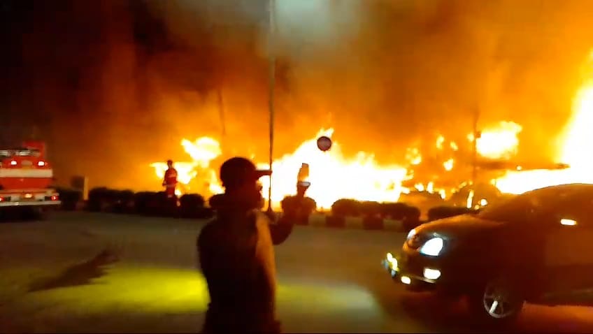 Sejumlah los Pasar Buah yang berada di Jalan Diponegoro atau persisnya di depan Jalan Mardeka, Senin (17/6) sekitar pukul 21.35 WIB terbakar.