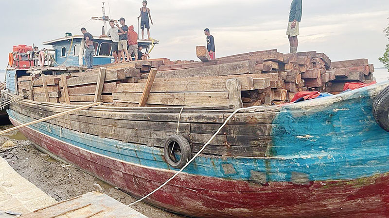 Kapal bermuatan kayu ilegal sebanyak 70 ton yang diamankan Polda Riau, Senin (17/6/2024).