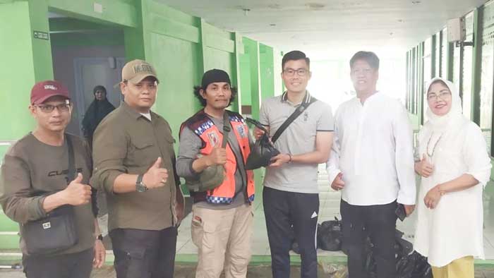 Kepala UPT Parkir Dishub Pekanbaru di dampingi pengurus P4 dan PT Yabisa, foto bersama saat memberikan secara simbolis daging kurban kepada perwakilan jukir.