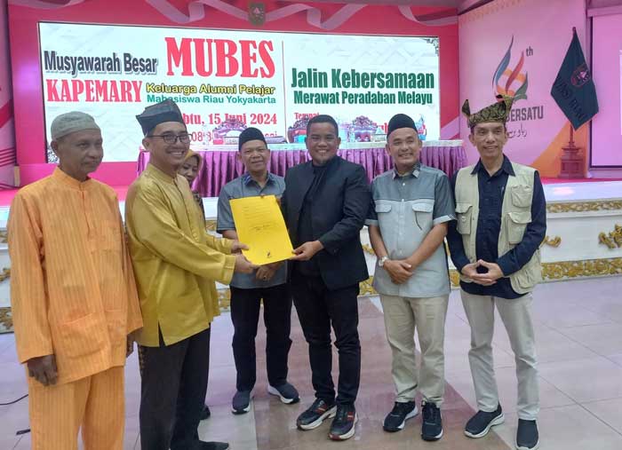 Penyerahan hasil sidang Mubes Kapemary dari pimpinan sidang Muhammad Soeharta ke Ketua terpilih Kapemary Periode 2024-2029 Zukri Misran.