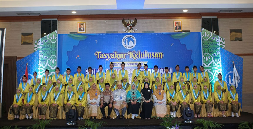 Ketua Yayasan Pesantren Islam Al Azhar Dr Febri Yuliani  SSos MSi foto bersama dengan pimpinan, guru dan lulusan Al Azhar, Sabtu 15/6/2024.