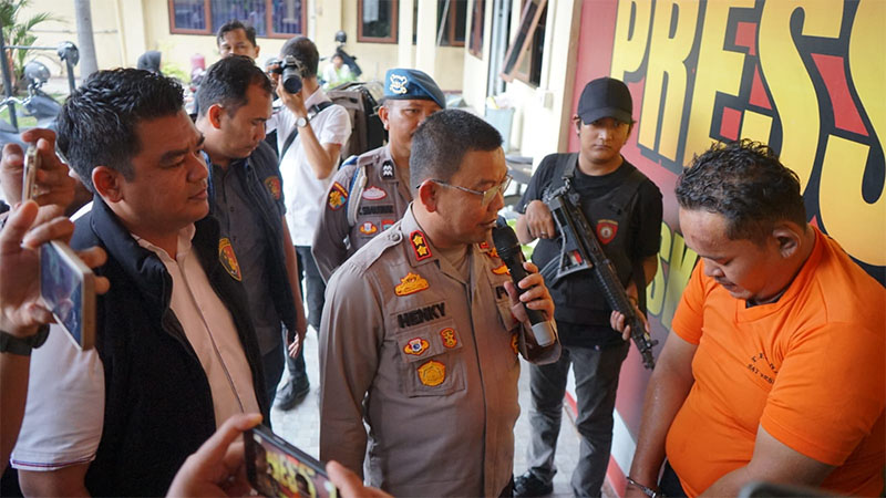 Wakapolresta Pekanbaru AKBP Henky Poerwanto didampingi Kasatreskrim Berry Juana Putra mengintrogasi tersangka RS, di Mapolresta, Rabu (19/6/2024).