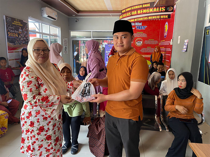 Petugas Lapas Bengkalis menyerahkan daging kurban kepada warga sekitar sebanyak 235 kupon usai menyembelihan, Senin (17/6/2024) sore.