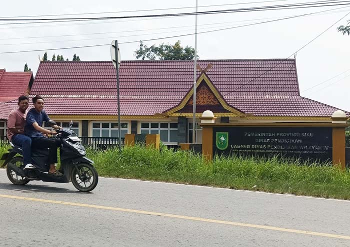 Warga melintas di depan Kantor Cabang Dinas Pendidikan Wilayah IV Provinsi Riau di Jalan Lintas Timur, Kelurahan Pematang Reba, Kecamatan Rengat Barat, Selasa (18/6/2024).