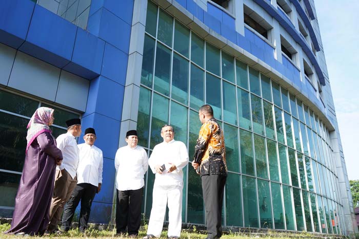 Pj Gubri SF Hariyanto (dua kanan) didampingi Bupati Rohul H Sukiman (tengah), Kadis PUPR Rohul Anton (tiga kiri), anggota DPRD Riau Abdul Wahid (dua kiri) meninjau kondisi gedung RSUD Rohul 6.