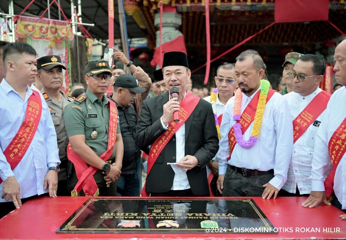 Bupati Rohil Afrizal Sintong MSi menyampaikan sambutan pada saat menghadiri dan meresmikan vihara di Panipahan Kecamatan Pasir Limau Kapas, Senin (17/6/2024).