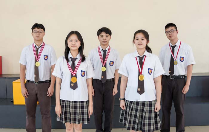 Lima siswa Darma Yudha foto bersama medali yang mereka raih, Selasa (18/6/2024). Mereka kini bersiap mengharumkan nama Riau di ajang bergengsi internasional.
