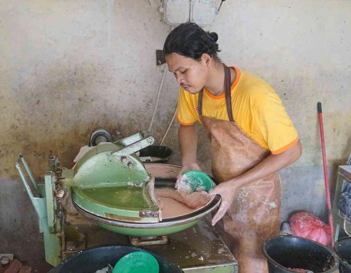 Masyarakat menggiling daging di salah satu kios penggilingan daging di kawasan Pasar Dupa Pekanbaru, Selasa (18/6/2024).