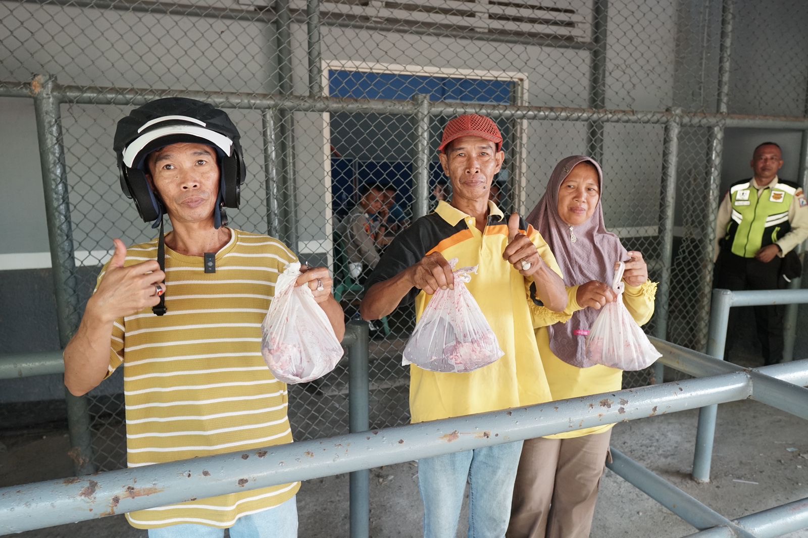 Pertamina Hulu Rokan (PHR) Regional Sumatera menyalurkan 514 ekor hewan kurban di seluruh wilayah kerja (WK) di Hari Raya Iduladha 1445 H. Paket daging kurban dibagikan kepada masyarakat.