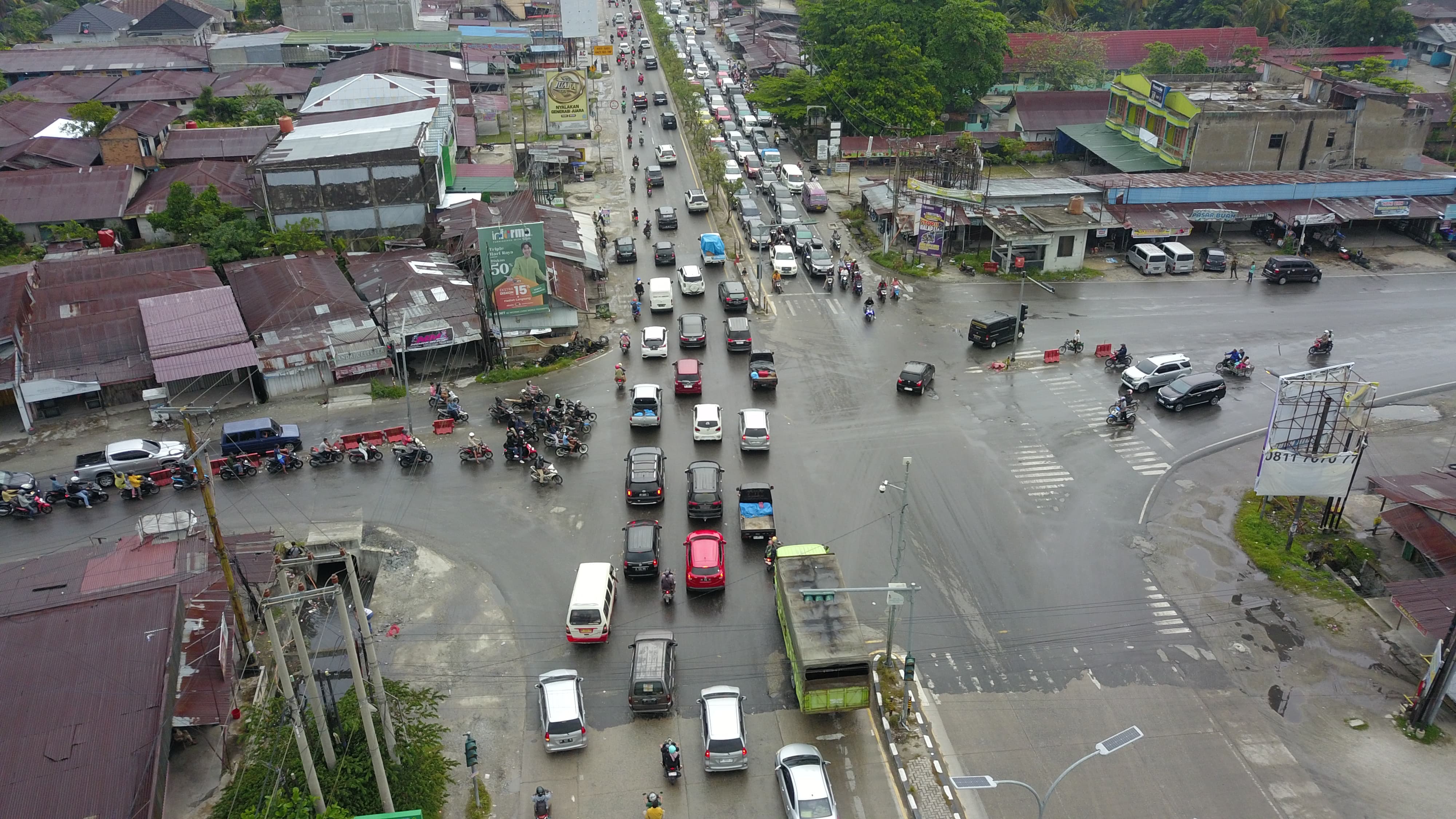 Kondisi arus lalu lintas kendaraan di simpang Jalan Garuda Sakti - HR Subrantas, Pekanbaru.Rabu (19/6/2024). Tahun 2025 rencananya di sini dibangun flyover.