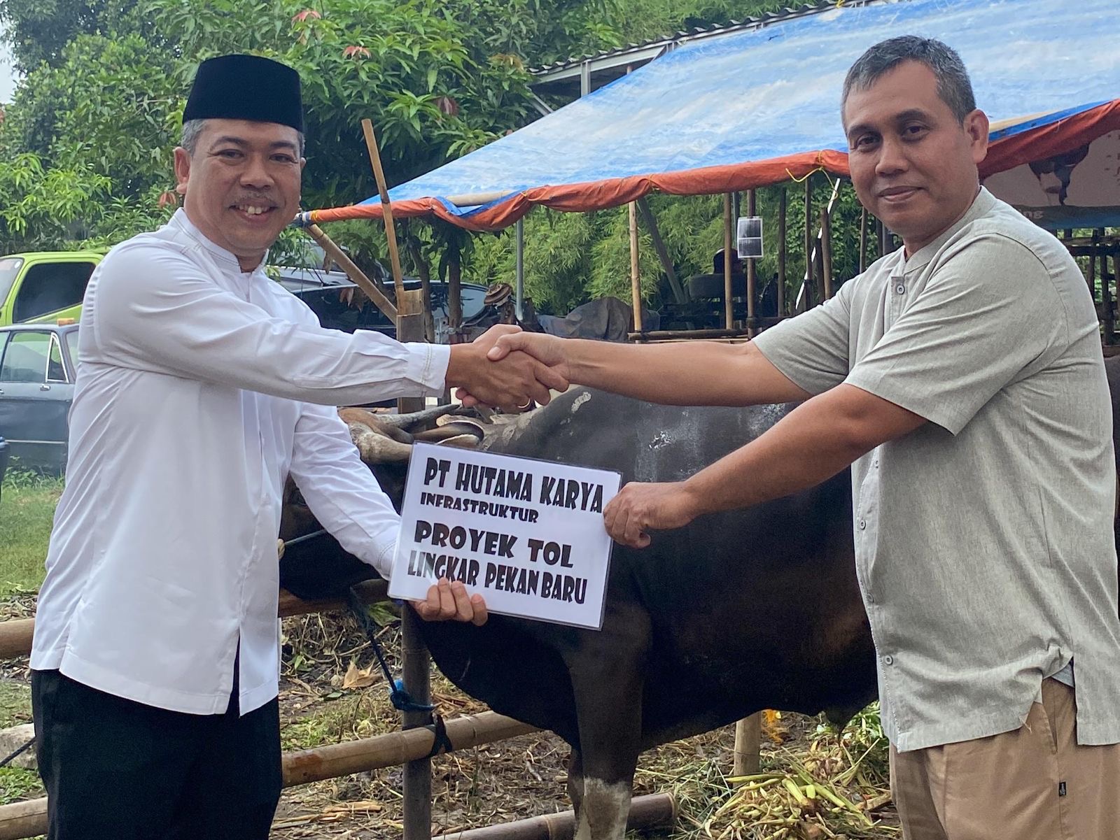 KET foto: Ketua Umum IKMKB Jabodetabek, Dr. Fauzan menyerahkan hewan kurban kepada ketua panitia kurban IKMKB Jabodetabek 2024, Zulkifli.