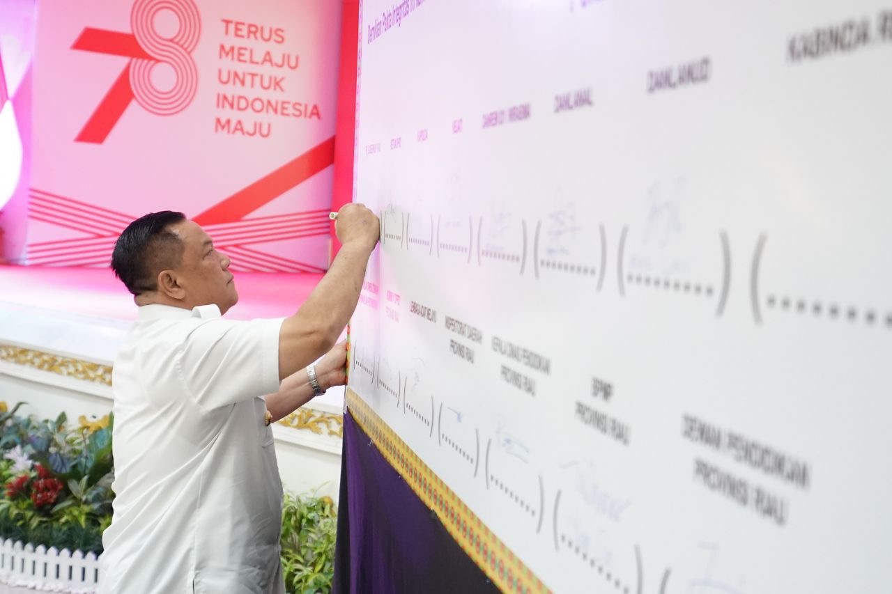 Pj Gubri SF Hariyanto menandatangani pakta integritas pelaksanaan PPDB tahun ajaran 2024/2025, Rabu (19/6/2024).