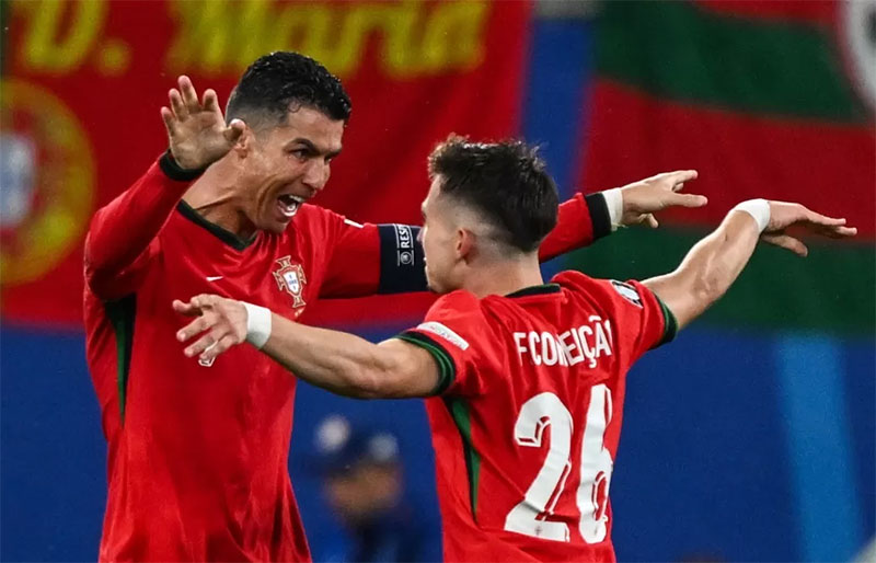 Kapten Portugal Cristiano Ronaldo langsung berlari dan memeluk Francisco Conceicao, sang pencetak gol kemenangan Portugal saat melawan Ceko.