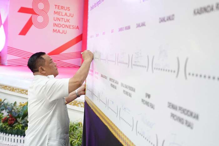 Penjabat Gubernur Riau SF Hariyanto meneken pakta integritas pelaksanaan PPDB SMA/SMK Negeri Tahun Ajaran 2024/2025 di Pekanbaru, Rabu (19/6/2024).